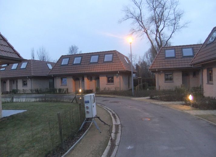 Walhofpark 13 in Adinkerke-De Panne, Belgien, Namensschild eines Ferienhauses an der Wand.