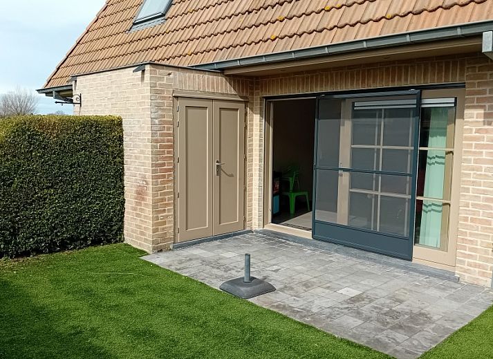 Walhofpark 13 in Adinkerke-De Panne, Belgien, Namensschild eines Ferienhauses an der Wand.