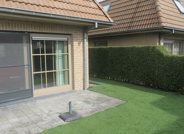 Walhofpark 13 in Adinkerke-De Panne, Belgien, Namensschild eines Ferienhauses an der Wand.