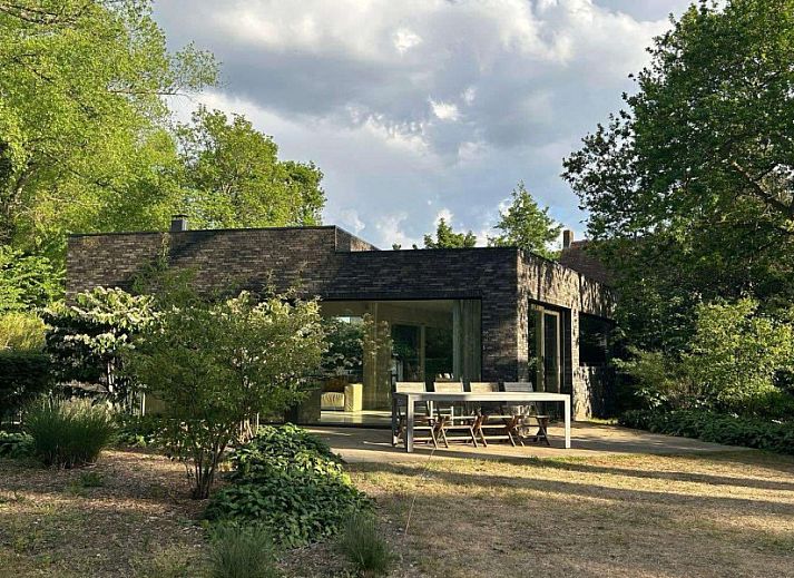Eetkamer in Duinpaviljoen vakantiehuis in Koksijde aan zee met uitzicht op groene tuin, Belgische kust.