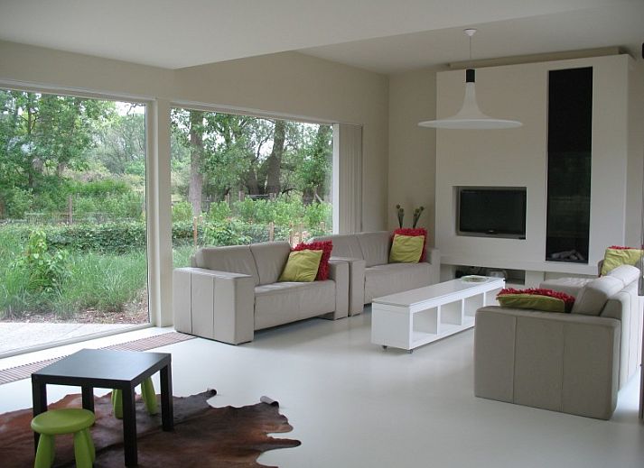 Eetkamer in Duinpaviljoen vakantiehuis in Koksijde aan zee met uitzicht op groene tuin, Belgische kust.