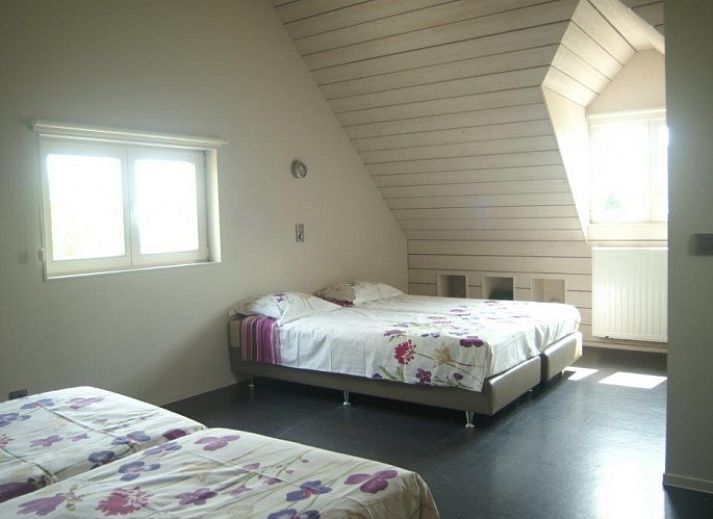 Eetkamer in Duinpaviljoen vakantiehuis in Koksijde aan zee met uitzicht op groene tuin, Belgische kust.
