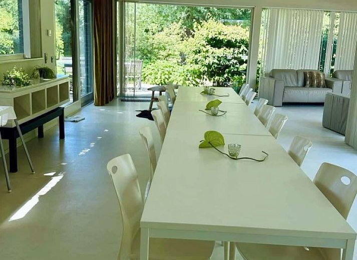 Buitenzijde van Duinpaviljoen vakantiehuis in Koksijde omringd door natuur, Belgische kust.