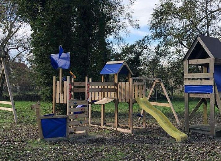 Buitenzijde van Duinpaviljoen vakantiehuis in Koksijde omringd door natuur, Belgische kust.
