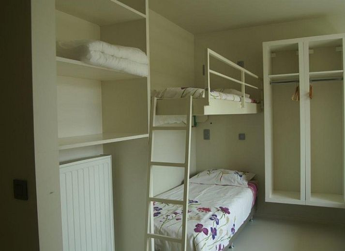 Buitenzijde van Duinpaviljoen vakantiehuis in Koksijde omringd door natuur, Belgische kust.