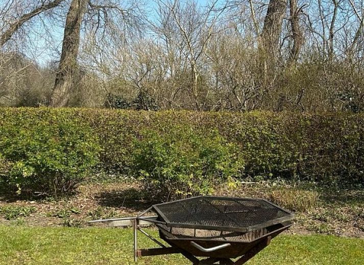 Buitenzijde van Duinpaviljoen vakantiehuis in Koksijde omringd door natuur, Belgische kust.