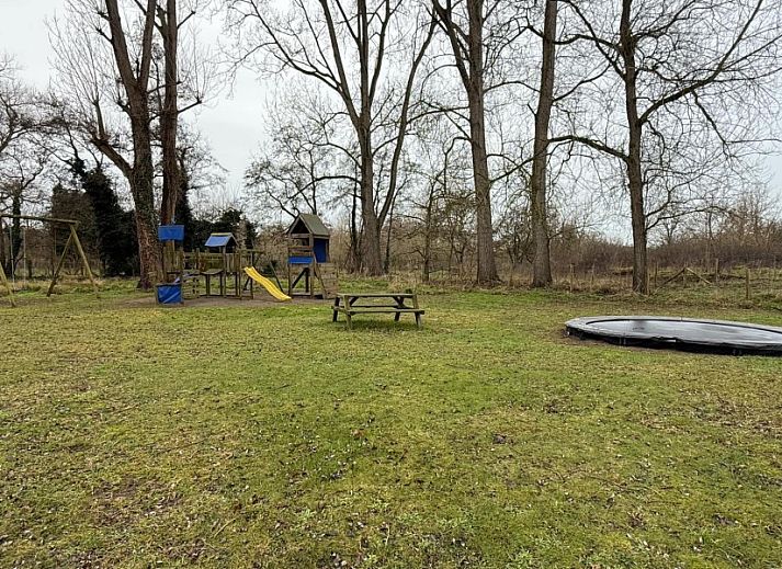 Gezellige woonkamer in Duinpaviljoen vakantiehuis met ruime ramen in Koksijde, Belgische kust.