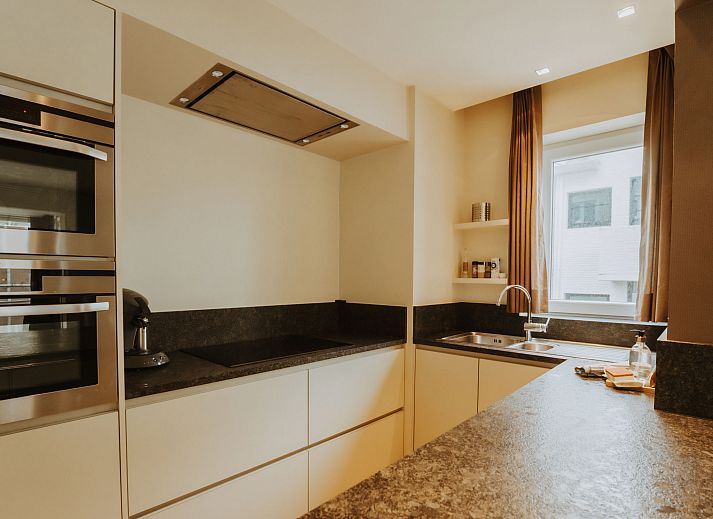 Modern kitchen in Apartment Goethe, close to the beach in De Haan, Belgian coast, with stylish decor and lots of natural light.