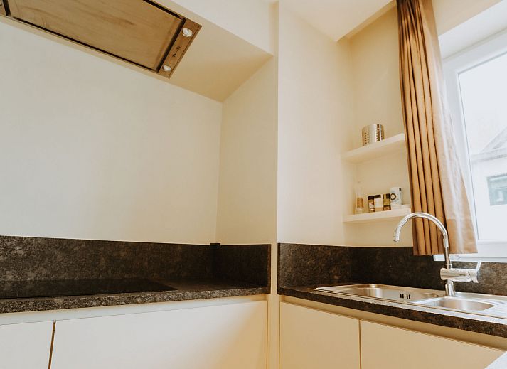 Modern kitchen in Apartment Goethe, close to the beach in De Haan, Belgian coast, with stylish decor and lots of natural light.