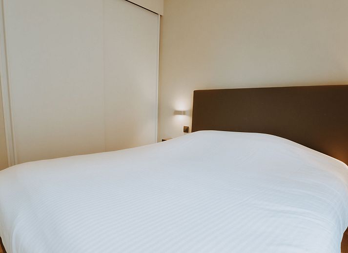 Modern bathroom in Apartment Goethe close to the beach in De Haan, Belgian coast, with stylish shower and comfortable space.