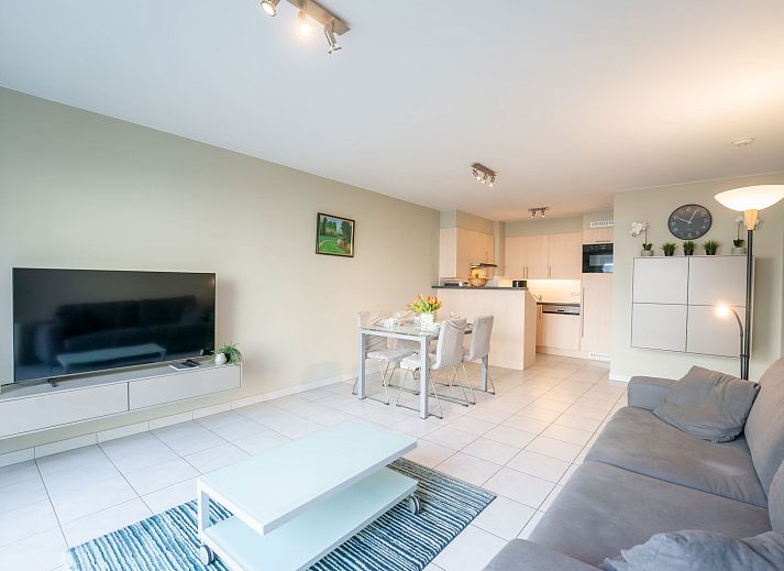 Gezellige woonkamer van Appartement Flipper nearby the beach in De Haan, Belgische kust, met moderne inrichting en veel natuurlijk licht.