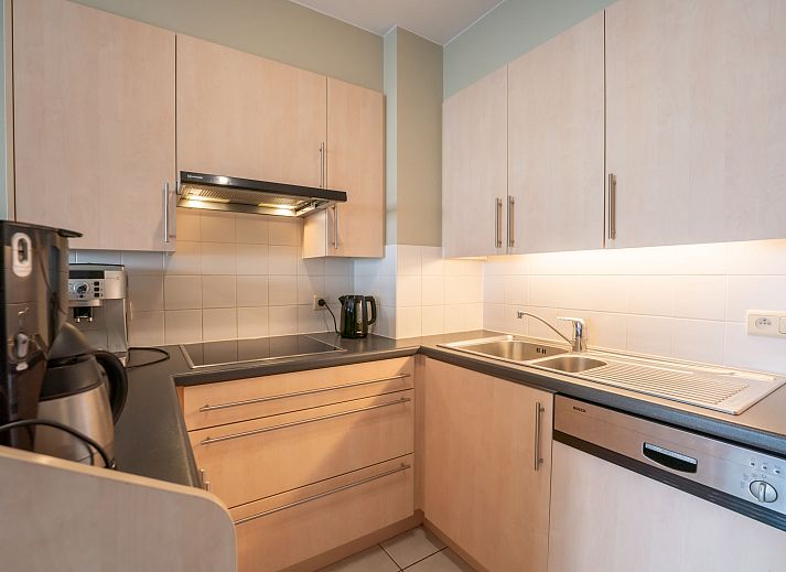 Gezellige woonkamer van Appartement Flipper nearby the beach in De Haan, Belgische kust, met moderne inrichting en veel natuurlijk licht.