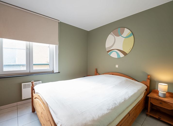 Gezellige woonkamer van Appartement Flipper nearby the beach in De Haan, Belgische kust, met moderne inrichting en veel natuurlijk licht.