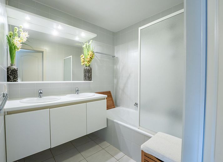 Gezellige woonkamer van Appartement Flipper nearby the beach in De Haan, Belgische kust, met moderne inrichting en veel natuurlijk licht.