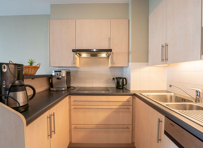 Sfeervolle slaapkamer in Appartement Flipper nabij het strand in De Haan, Belgische kust. Comfortabel verblijf met rustgevende inrichting.