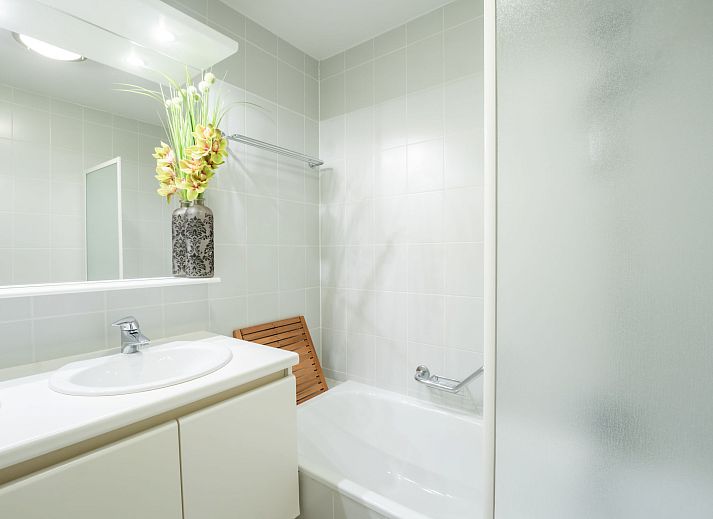 Sfeervolle slaapkamer in Appartement Flipper nabij het strand in De Haan, Belgische kust. Comfortabel verblijf met rustgevende inrichting.