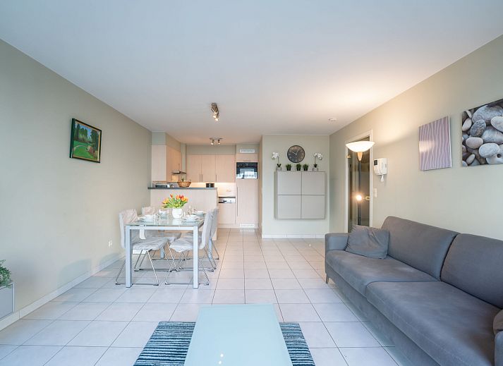 Sfeervolle slaapkamer in Appartement Flipper nabij het strand in De Haan, Belgische kust. Comfortabel verblijf met rustgevende inrichting.