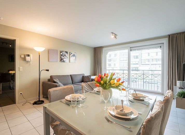 Moderne badkamer van Appartement Flipper nearby the beach in De Haan, Belgische kust, met dubbele wastafel en ruime douche.