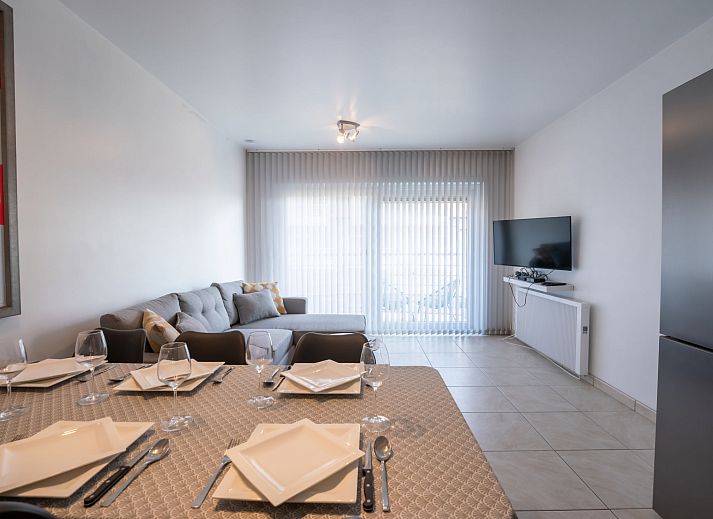 Gezellige woonkamer van Appartement Green Garden in De Haan, Belgische kust, met stijlvolle inrichting en comfortabele zitruimte.