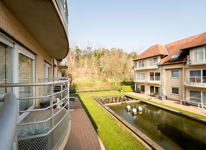 Gezellige woonkamer van Appartement Green Garden in De Haan, Belgische kust, met stijlvolle inrichting en comfortabele zitruimte.