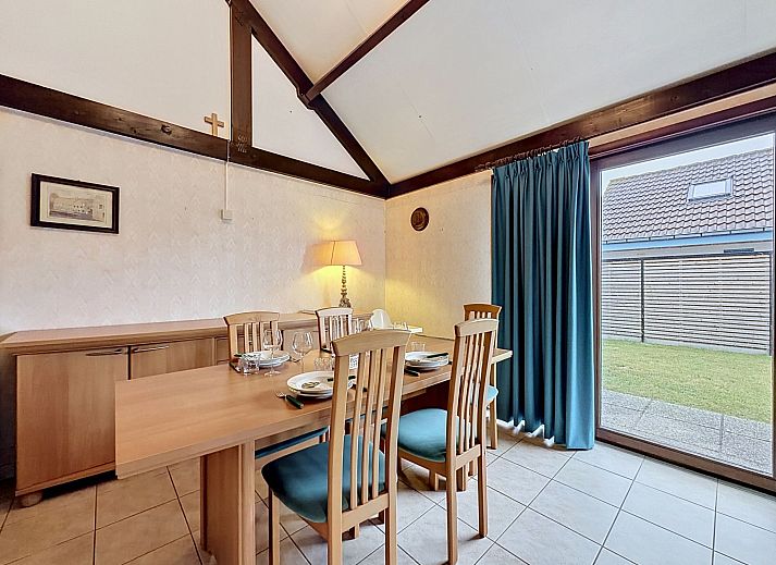 Gezellige binnenruimte van Vakantiehuis Edelweiss in De Haan aan de Belgische kust, met eet- en zithoek onder een hoog plafond.