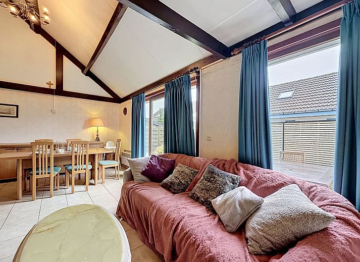 Moderne keuken in Vakantiehuis Edelweiss with parking in De Haan, Belgische kust, met witte kasten en ruime werkruimte.