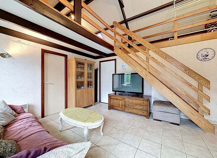 Moderne keuken in Vakantiehuis Edelweiss with parking in De Haan, Belgische kust, met witte kasten en ruime werkruimte.