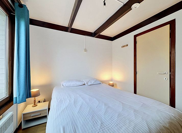 Moderne keuken in Vakantiehuis Edelweiss with parking in De Haan, Belgische kust, met witte kasten en ruime werkruimte.
