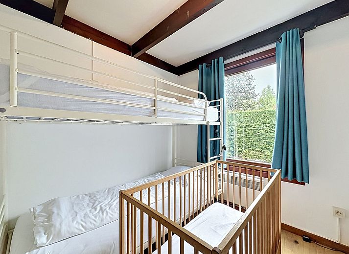 Moderne keuken in Vakantiehuis Edelweiss with parking in De Haan, Belgische kust, met witte kasten en ruime werkruimte.
