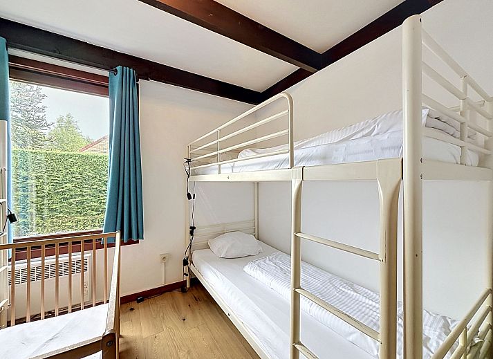 Moderne badkamer in Vakantiehuis Edelweiss met wasmachine, gelegen in De Haan aan de Belgische kust.