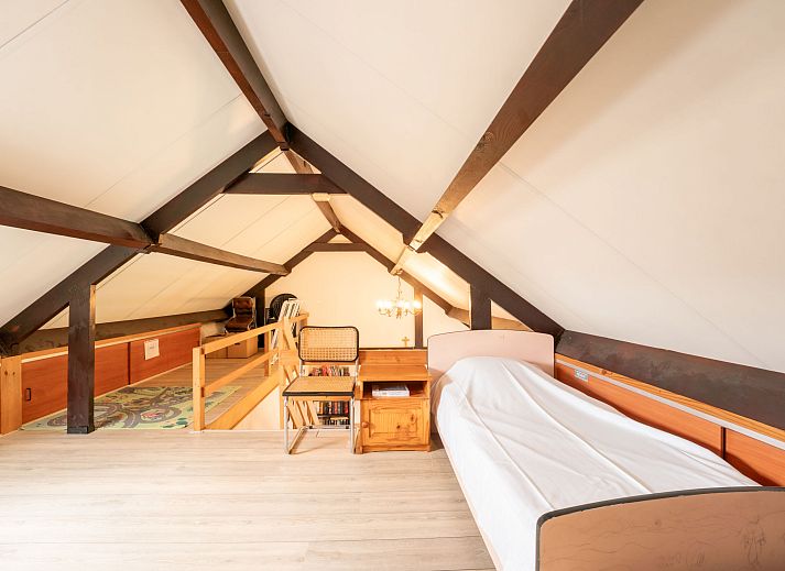 Moderne badkamer in Vakantiehuis Edelweiss met wasmachine, gelegen in De Haan aan de Belgische kust.
