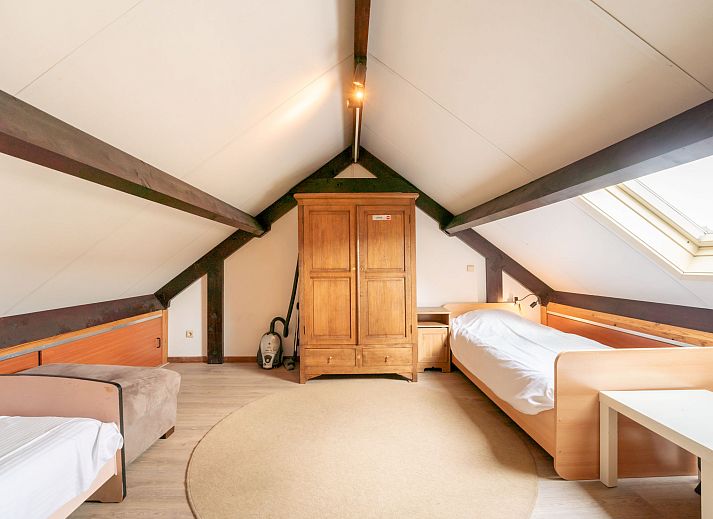Moderne badkamer in Vakantiehuis Edelweiss met wasmachine, gelegen in De Haan aan de Belgische kust.