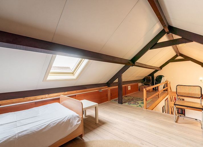 Moderne badkamer in Vakantiehuis Edelweiss met wasmachine, gelegen in De Haan aan de Belgische kust.