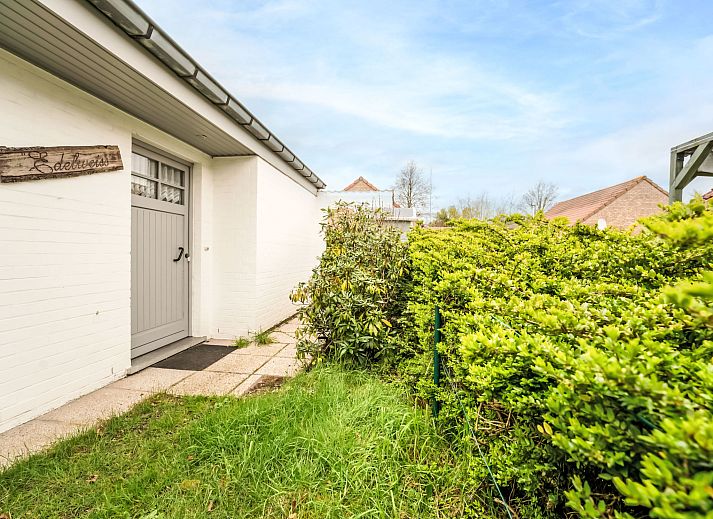 Gezellige slaapkamer in Vakantiehuis Edelweiss in De Haan, Belgische kust, met stapelbed, ledikant en uitzicht op de tuin.