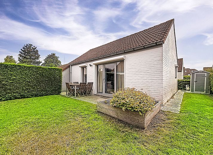 Gezellige slaapkamer in Vakantiehuis Edelweiss in De Haan, Belgische kust, met stapelbed, ledikant en uitzicht op de tuin.
