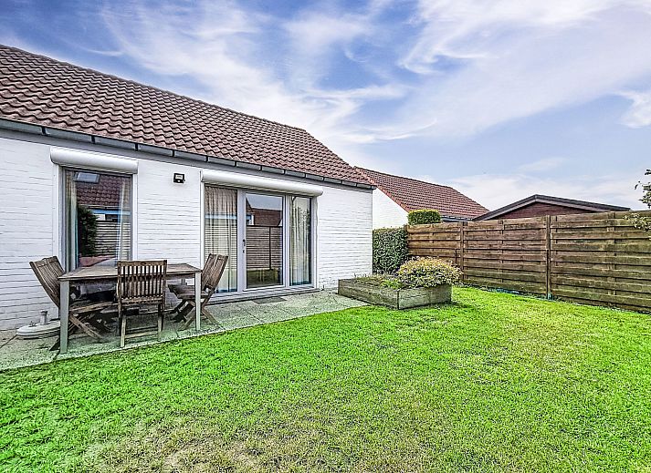 Gezellige slaapkamer in Vakantiehuis Edelweiss in De Haan, Belgische kust, met stapelbed, ledikant en uitzicht op de tuin.