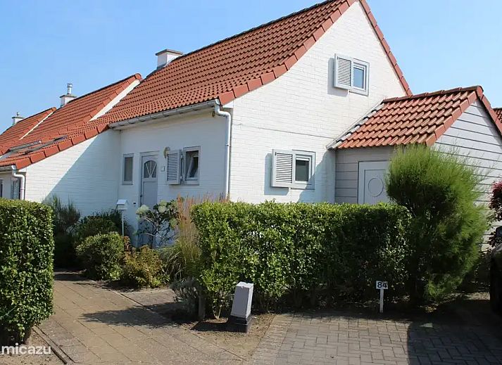 Veranda des Sea Side Village-Bungalows in De Haan an der belgischen Kueste. Geniessen Sie den sonnigen Aussenbereich und die erholsame Umgebung.