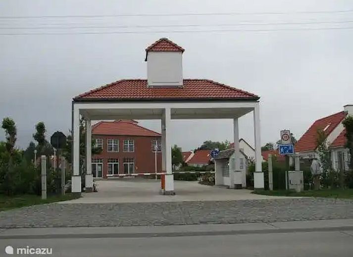 Veranda des Sea Side Village-Bungalows in De Haan an der belgischen Kueste. Geniessen Sie den sonnigen Aussenbereich und die erholsame Umgebung.