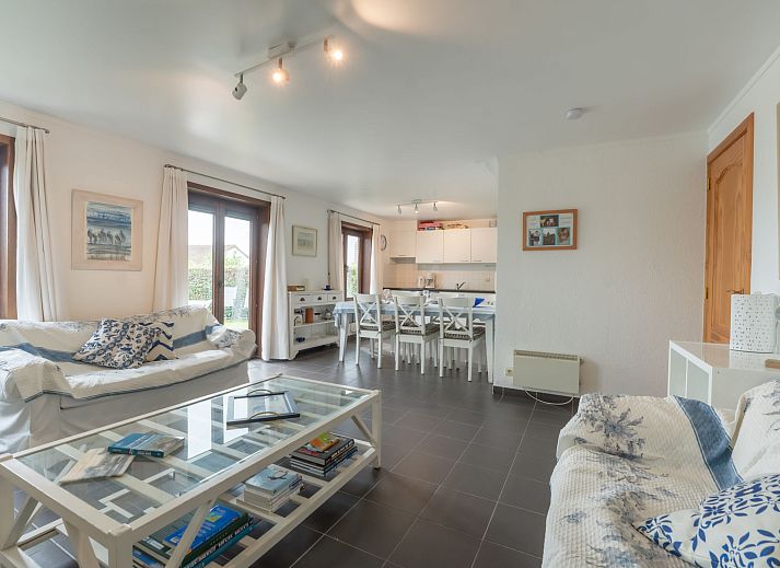 Stijlvolle woonkamer in Vakantiehuis Ingrid met parkeergelegenheid, gelegen in De Haan aan de Belgische kust, ideaal voor ontspanning.