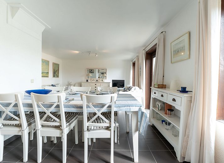 Stijlvolle woonkamer in Vakantiehuis Ingrid met parkeergelegenheid, gelegen in De Haan aan de Belgische kust, ideaal voor ontspanning.