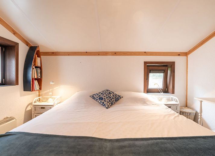 Gezellige slaapkamer in Vakantiehuis Ingrid met comfortabele inrichting in De Haan, Belgische kust, perfect voor een ontspannen verblijf.