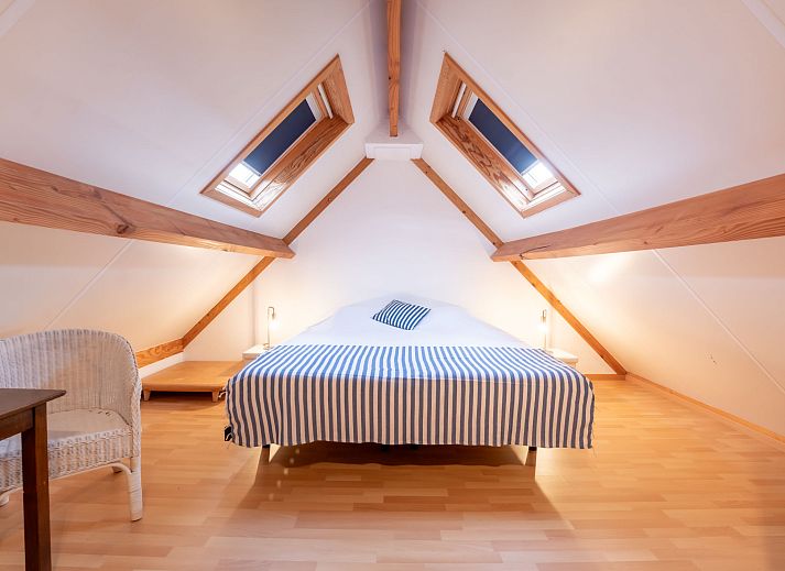 Gezellige slaapkamer in Vakantiehuis Ingrid met comfortabele inrichting in De Haan, Belgische kust, perfect voor een ontspannen verblijf.