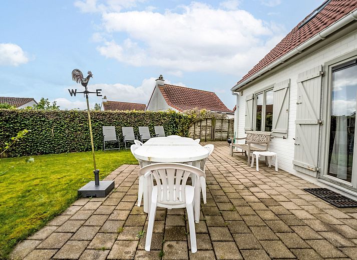 Gezellige slaapkamer in Vakantiehuis Ingrid met comfortabele inrichting in De Haan, Belgische kust, perfect voor een ontspannen verblijf.