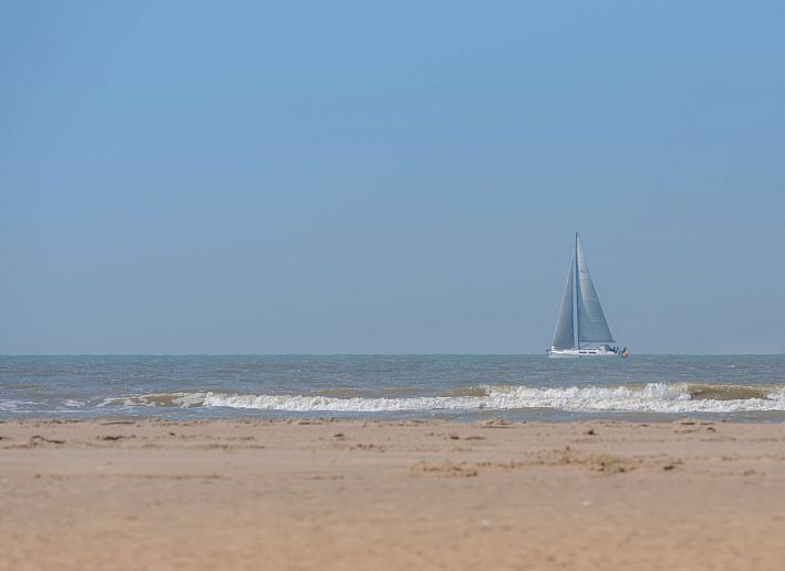 Gezellige eetruimte in Vakantiehuis Ingrid with parking, De Haan, Belgische kust. Geniet van een moderne keuken en ruime eettafel in dit vakantiehuis.