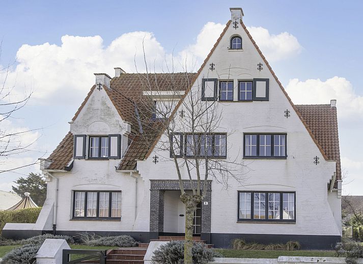 Appartement Jong & Blij 2 op de begane grond met tuin in De Haan, Belgische kust. Charmant verblijf met karakteristieke gevel en uitnodigende omgeving.