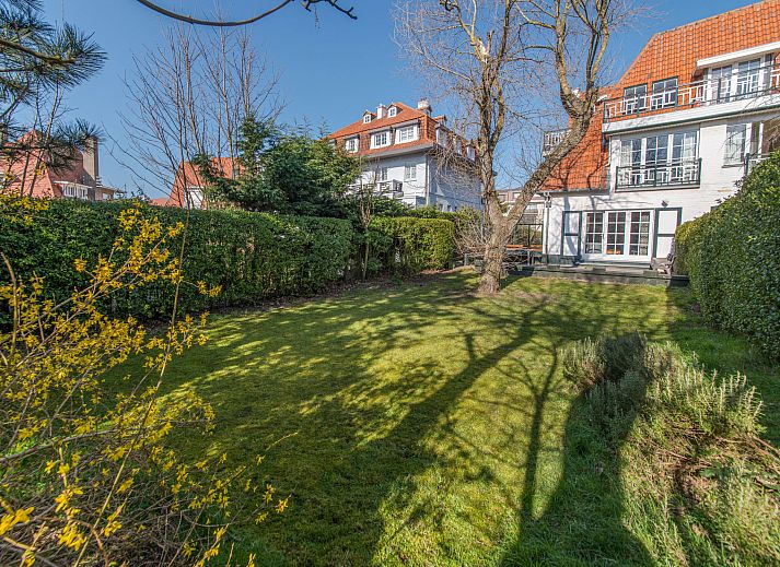 Appartement Jong & Blij 2 op de begane grond met tuin in De Haan, Belgische kust. Charmant verblijf met karakteristieke gevel en uitnodigende omgeving.