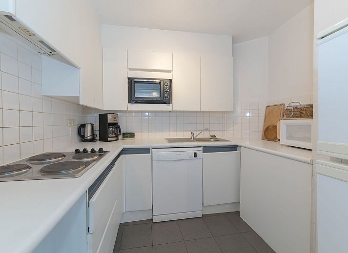 Appartement Jong & Blij 2 op de begane grond met tuin in De Haan, Belgische kust. Charmant verblijf met karakteristieke gevel en uitnodigende omgeving.