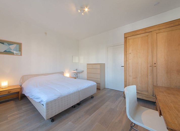 Appartement Jong & Blij 2 op de begane grond met tuin in De Haan, Belgische kust. Charmant verblijf met karakteristieke gevel en uitnodigende omgeving.