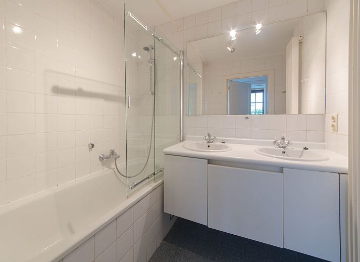 Gezellige woonkamer in Appartement Jong & Blij 2 op de begane grond met tuin in De Haan, Belgische kust. Comfortabel verblijf aan zee.