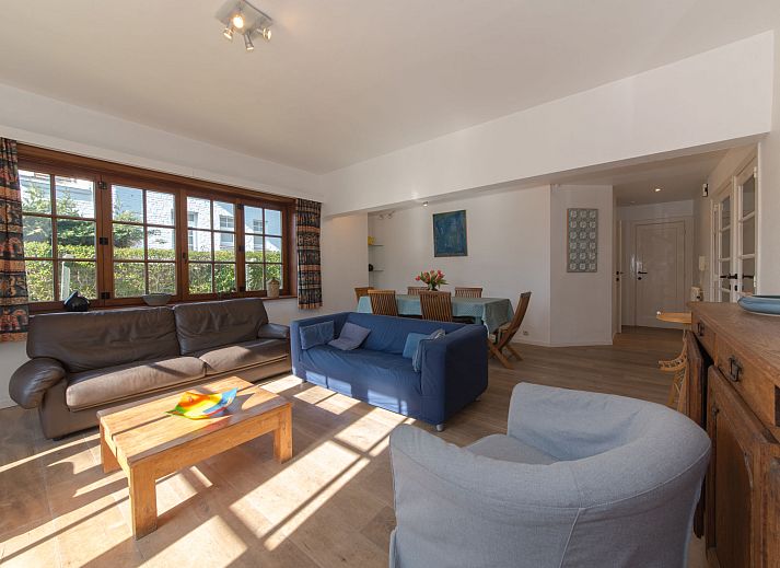 Gezellige woonkamer in Appartement Jong & Blij 2 op de begane grond met tuin in De Haan, Belgische kust. Comfortabel verblijf aan zee.